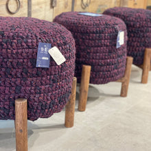 Cargar imagen en el visor de la galería, Puff con Base de Madera - Bordó con Negro
